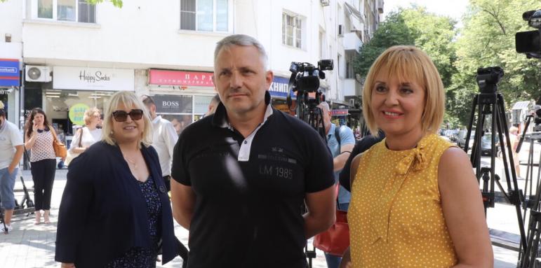 "Изправи се! мутри вън!" сменят името си